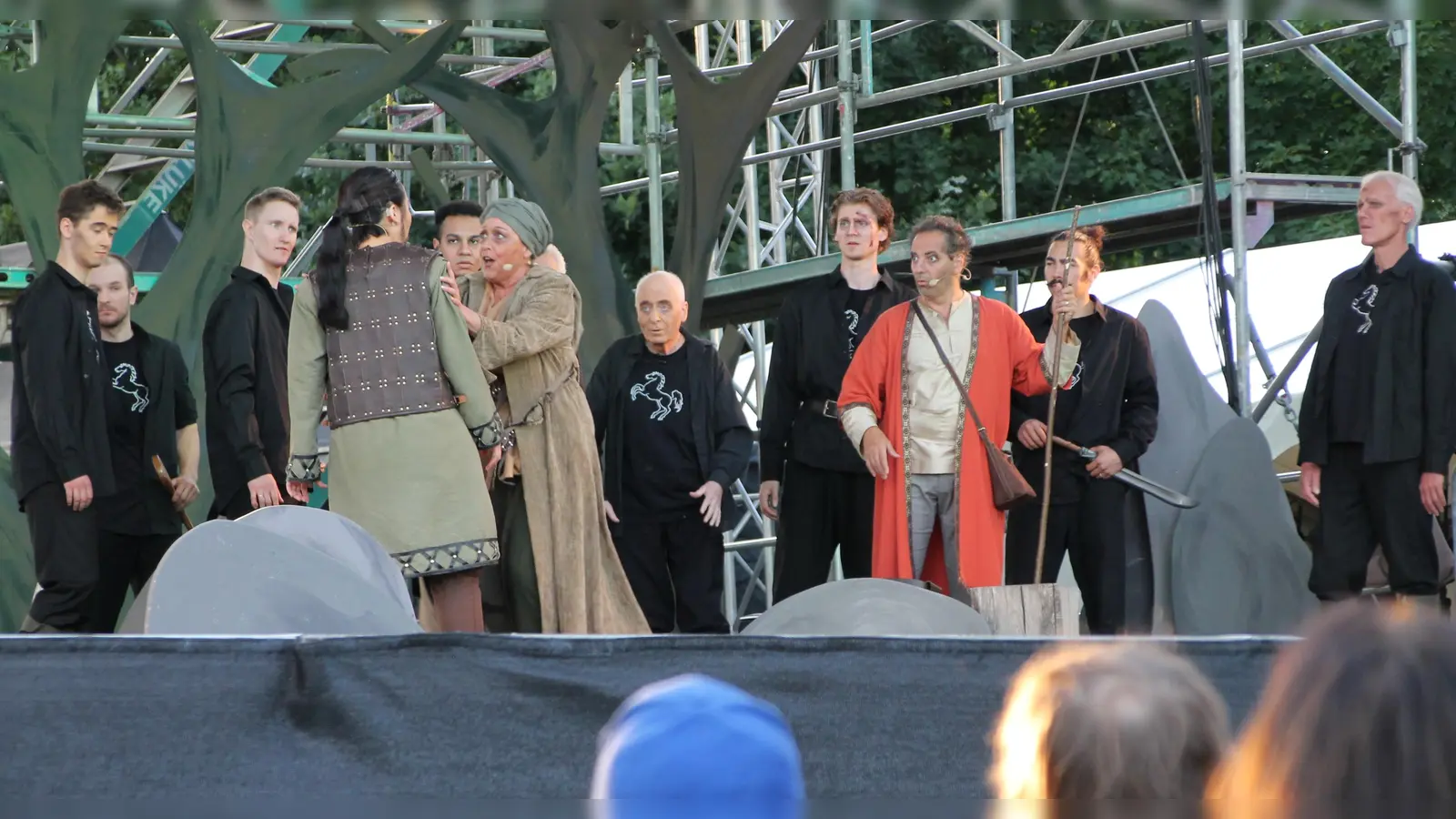 Ein kulturelles Highlight in der Saison war die Widukind-Oper, die Open Air auf der Weserscholle aufgeführt wurde. (Foto: Huxarium Gartenpark Höxter)