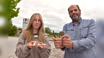 Knochen, Scherben, Nägel: Nike Noglik und Stadtarchäologe Ralf Mahytka zeigen, was seit 800 Jahren in einem Keller der versunkenen Stadt Corvey verschüttet lag.  (Foto: Huxarium Gartenpark Höxter)
