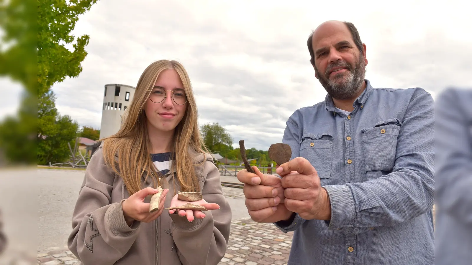 Knochen, Scherben, Nägel: Nike Noglik und Stadtarchäologe Ralf Mahytka zeigen, was seit 800 Jahren in einem Keller der versunkenen Stadt Corvey verschüttet lag.  (Foto: Huxarium Gartenpark Höxter)