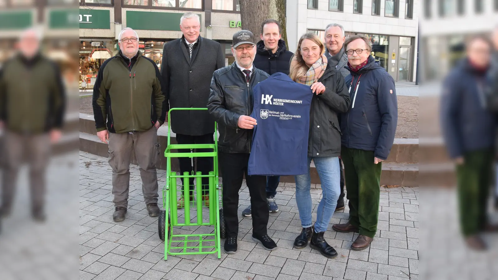 Stehen gemeinsam für Sauberkeit in der Weserstadt (v.l.): Bauhof-Leiter Heiko Lachmann, Bürgermeister Daniel Hartmann, Rudi Dusseljee mit neuer Arbeitsweste, Jens Klingemann, Katharina Vötter, Jürgen Knabe und Norbert Drews. (Foto: Marc Otto)