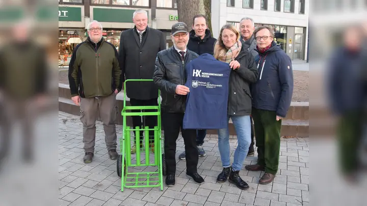 Stehen gemeinsam für Sauberkeit in der Weserstadt (v.l.): Bauhof-Leiter Heiko Lachmann, Bürgermeister Daniel Hartmann, Rudi Dusseljee mit neuer Arbeitsweste, Jens Klingemann, Katharina Vötter, Jürgen Knabe und Norbert Drews. (Foto: Marc Otto)