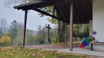 Begegnung und Gespräche auf dem Friedhof. (Foto: M. Bange)