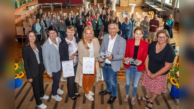 (v.l.) Vanessa Schönewolf (KISS-Beauftragte Stadt KAssel), Regine Bresler (Leiterin Gesundheitsamt Region Kassel), Elena Düllmann und Irena Ivanisevic (beide HKVZ), Andreas Siebert (Landrat Kreis Kassel), Nicole Maisch (Kinder- und Bildungsdezernentin Stadt Kassel), Michaela Maßmann-Papst (Abteilungsleiterin Kinder- und Jugendgesundheit Stadt Kassel). (Foto: A.Weber)