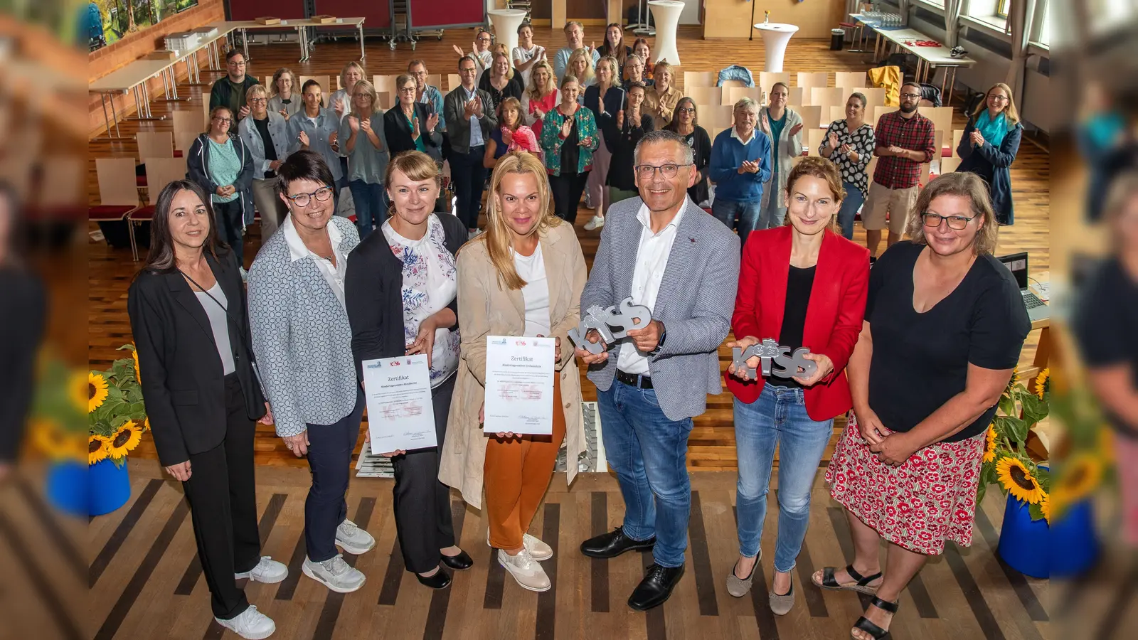 (v.l.) Vanessa Schönewolf (KISS-Beauftragte Stadt KAssel), Regine Bresler (Leiterin Gesundheitsamt Region Kassel), Elena Düllmann und Irena Ivanisevic (beide HKVZ), Andreas Siebert (Landrat Kreis Kassel), Nicole Maisch (Kinder- und Bildungsdezernentin Stadt Kassel), Michaela Maßmann-Papst (Abteilungsleiterin Kinder- und Jugendgesundheit Stadt Kassel). (Foto: A.Weber)