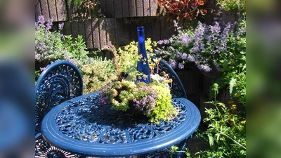 Stimmige Dekoration macht auch einen kleinen Garten zum Hingucker.  (Foto: Barbara Siebrecht)