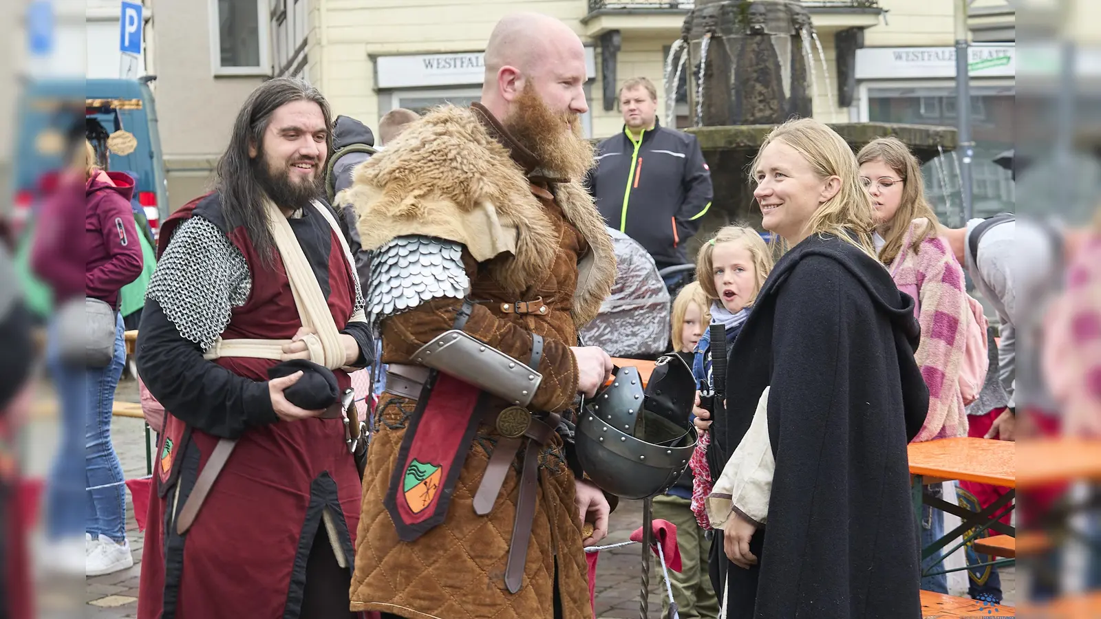 Abenteuerliche Gestalten in historischer inspirierter Gewandung flanieren am kommenden Wochenende anläßlich des Hansefestes in der Warburger Innenstadt. (Foto: Stefan Bönning)