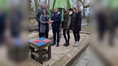 Symbolische Spendenübergabe (vorn v.l.): Leitung des Arche Familienzentrums, Melissa Schlei; Volker Wilhelm (TÜV Warburg); Corinna Gassner (2. Vorsitzende Förderverein Arche und Vertretung Brauns Heitmann); Gruppenleiterin der Mäuse Gruppe, Celine Waal. Hintere Reihe (v.l.): Paul Reimer (1. Vorsitzender Förderverein Arche). (Foto: privat)