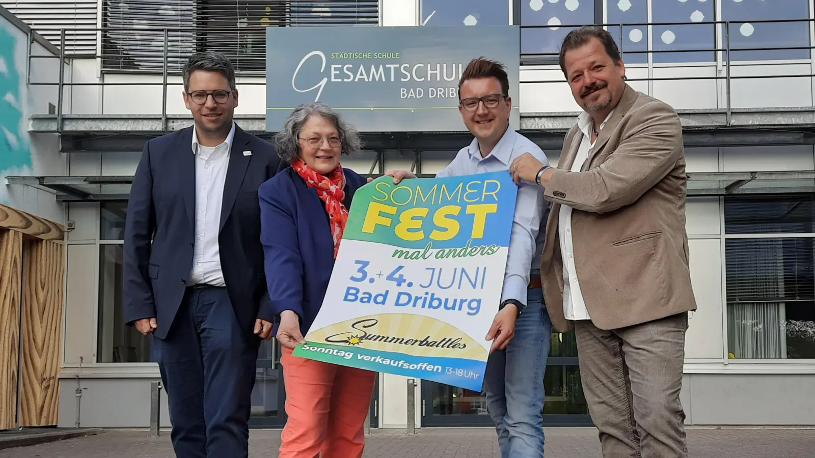 (v.l.) Simon Tewes (Schulleiter Gesamtschule Bad Driburg), Gisela Baumann (Abteilungsleitung Gesamtschule Bad Driburg), Daniel Winkler (Bad Driburger Touristik GmbH) und Ingo Thiele (Veranstalter Summerbattles) (Foto: Bad Driburger Touristik GmbH)