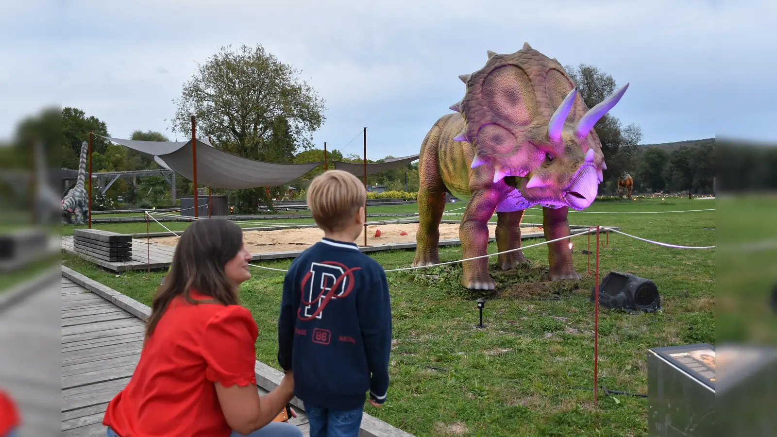 Die Dinos begeistern schon Kindergartenkinder und ihre Eltern.  (Foto: Huxarium-Gartenpark)