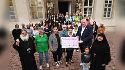 Gemeinsam für den guten Zweck: Vertreterinnen des Frauennetzwerks Höxter, Gleichstellungsbeauftragte Nadine Nolte und Bürgermeister Daniel Hartmann überreichen den Spendenscheck in Höhe von 6000 Euro an die Vorsitzende des Höxter Tisch e.V., Gabriele Stiewe. (Foto: Stadt Höxter)