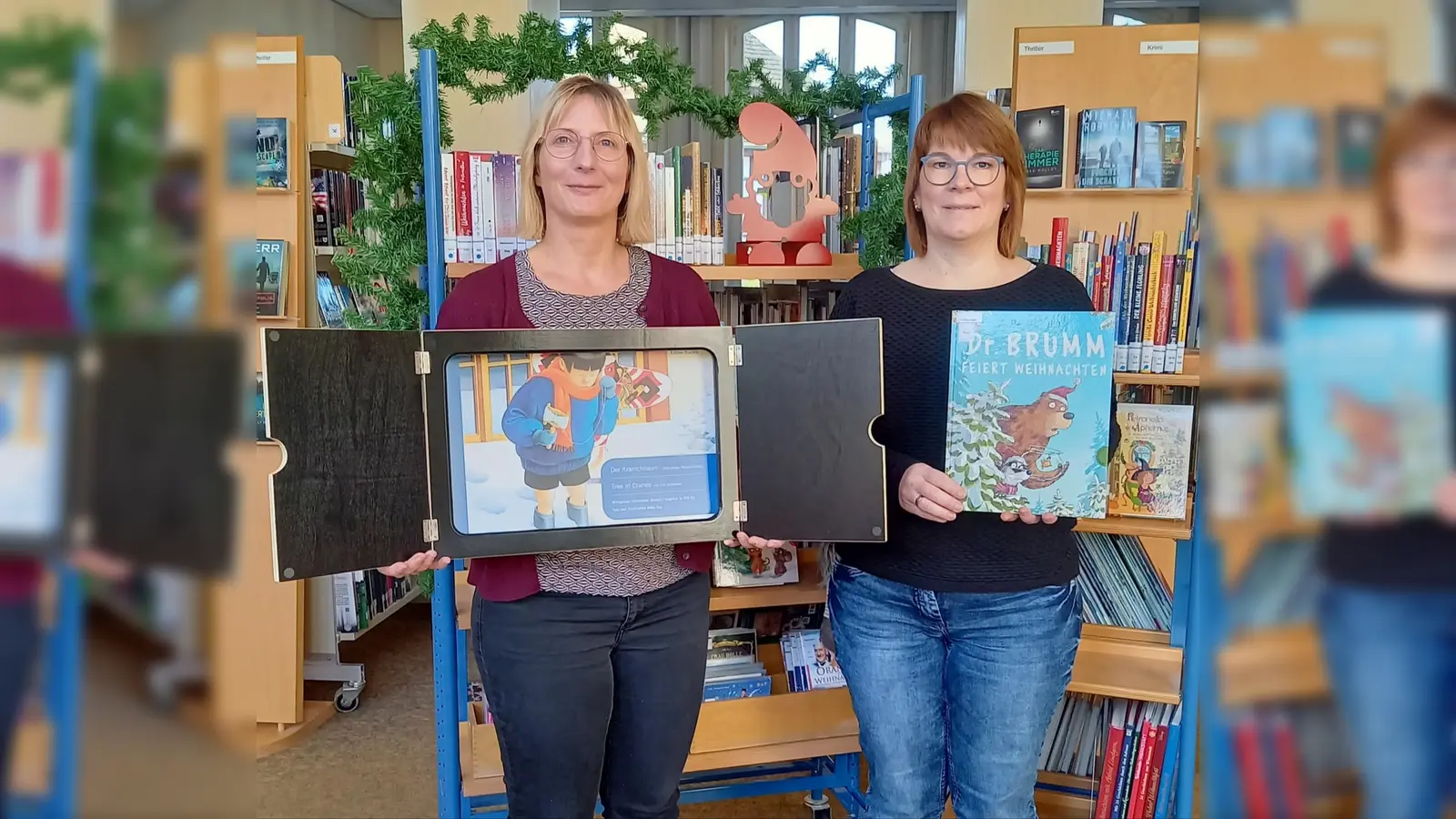 Weihnachtszauber für die ganze Familie gibt es in der Stadtbücherei Höxter. Die Büchereimitarbeiterinnen Claudia Büker (l.) und Nicole Raabe freuen sich über viele Teilnehmer. (Foto: Stadt Höxter)