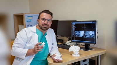 Dr. Robert Luckner nutzt im St. Vincenz Hospital der KHWE in Brakel patientenspezifische 3D-Führungsschablonen für präzise Wirbelsäulenoperationen. (Foto: KHWE)