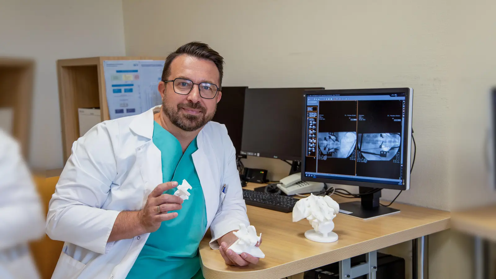 Dr. Robert Luckner nutzt im St. Vincenz Hospital der KHWE in Brakel patientenspezifische 3D-Führungsschablonen für präzise Wirbelsäulenoperationen. (Foto: KHWE)