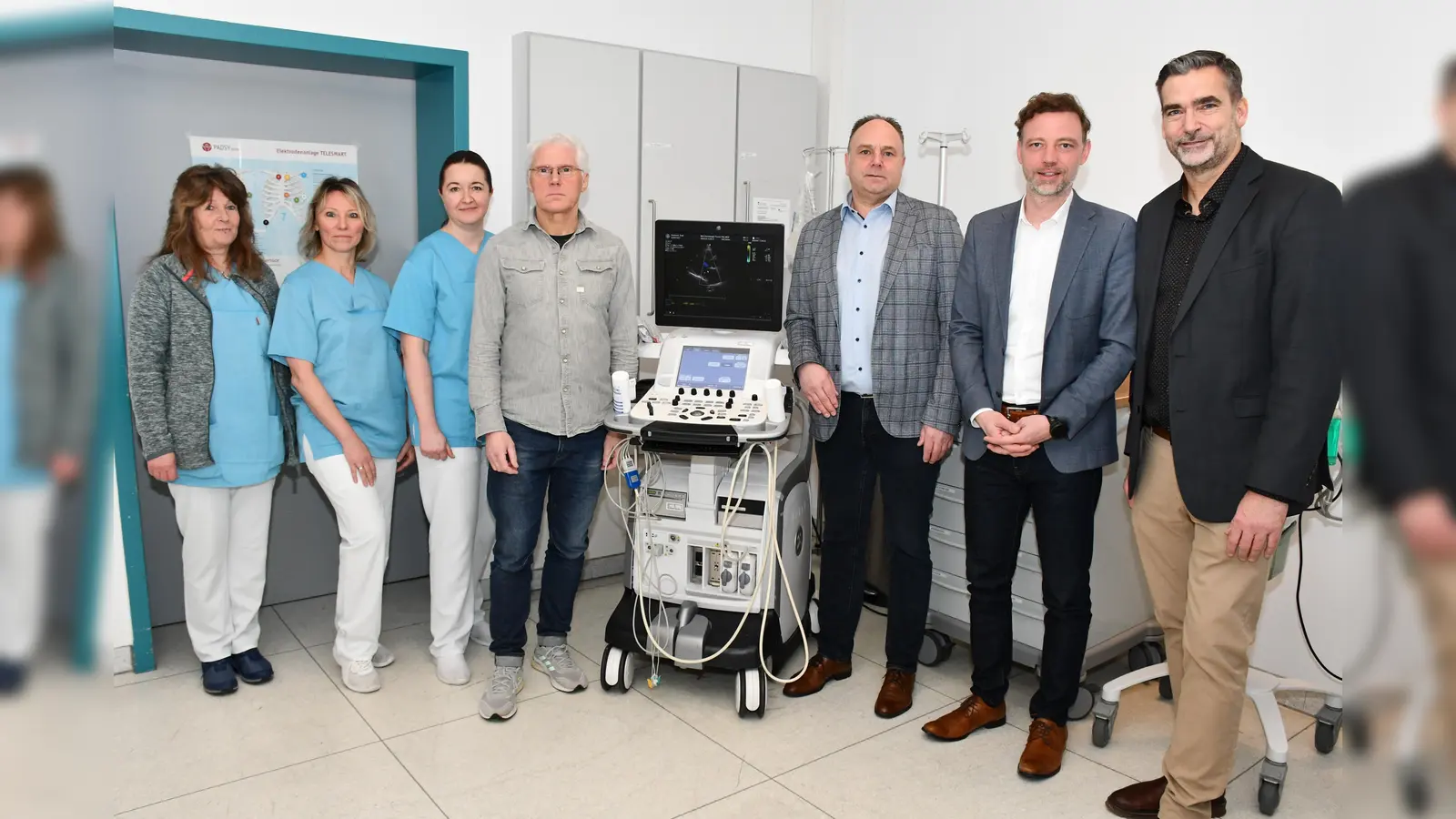 Dr. Bernd Schulze (4.v.l.) praktiziert jetzt in den MVZ Holzminden im Forster Weg. Landrat Michael Schünemann und Holzmindens Bürgermeister Christian Belke freuen sich zusammen mit MVZ Geschäftsführer Ingo Goldammer über das erweiterte Angebot. (Foto: Landkreis Holzminden)
