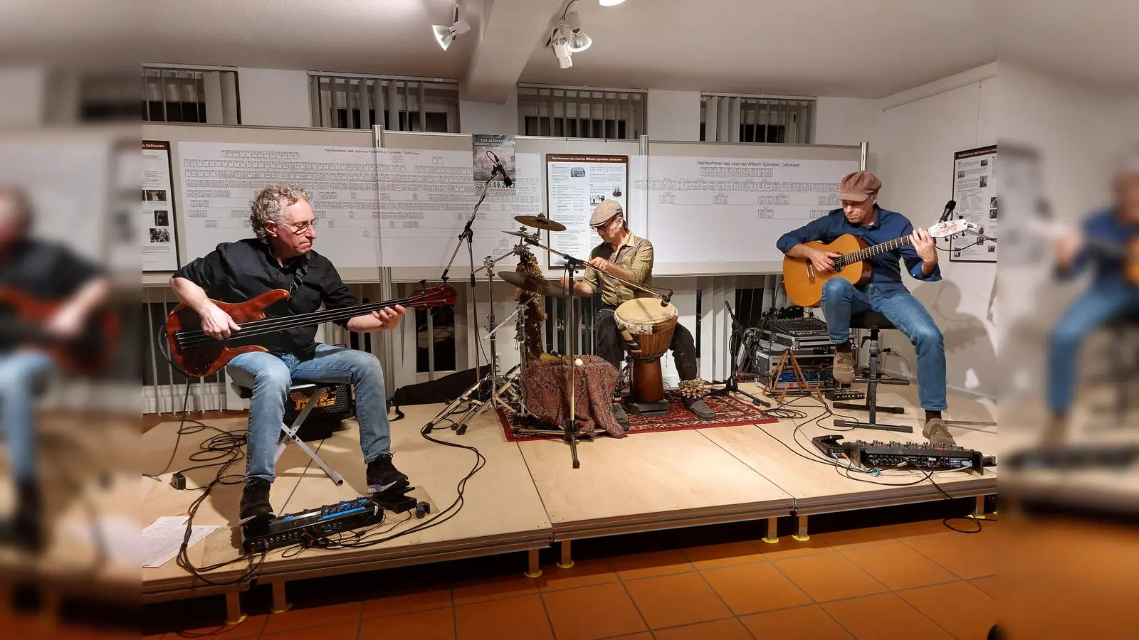 The Acoustic Groove Experience mit Tony Kaltenberg (Gitarre), Michael Manring (Bass) und Jarrod Kaplan (Percussion) (Foto: Kulturgemeinschaft)