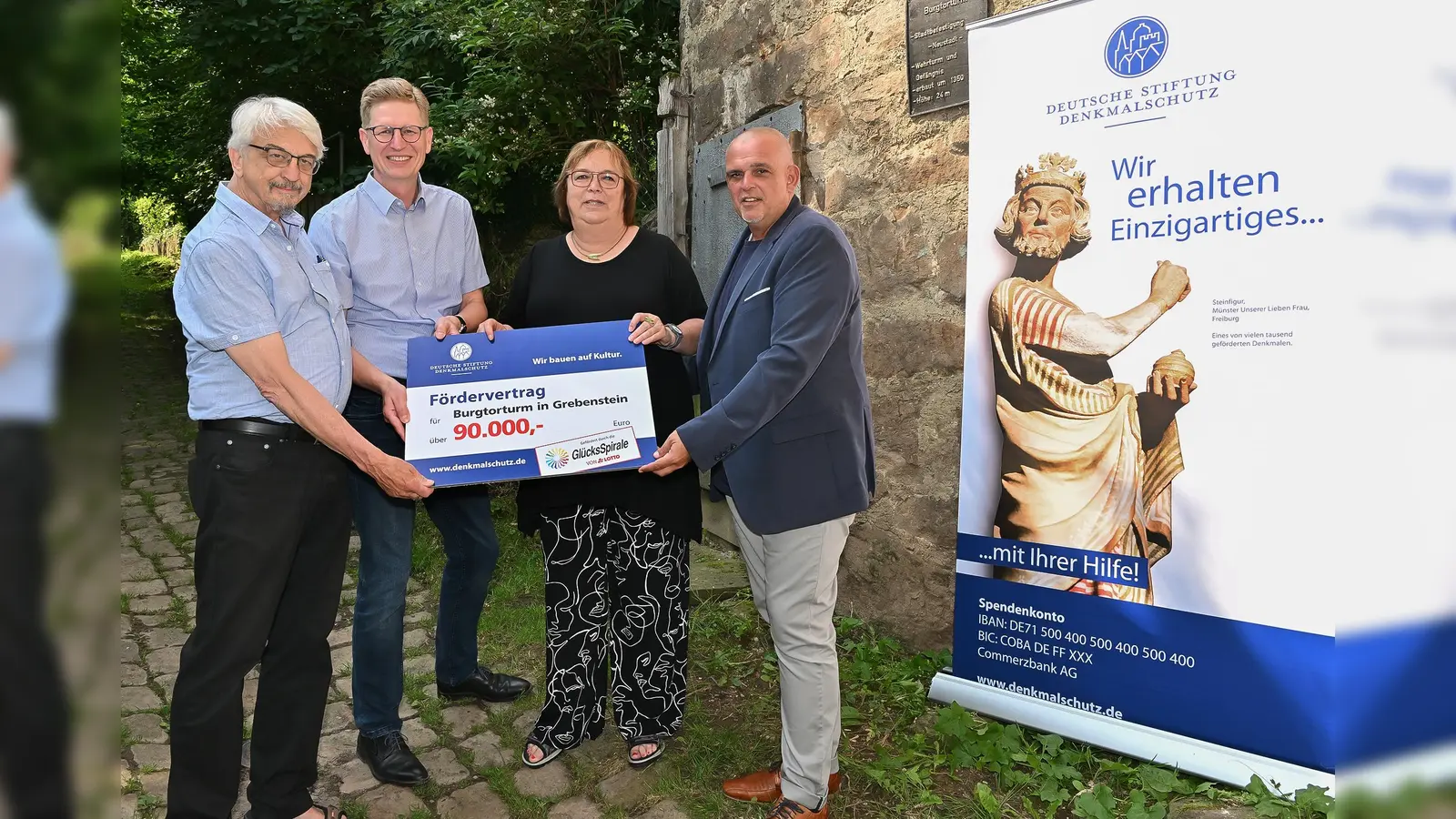 Für die Sanierung des Burgtorturms überreichte Thomas Grün (Lotto Hessen) (r.) einen Scheck in Höhe von 90.000 Euro an Claudia Ulrich (Vorsitzende Ortskuratorium Deutsche Stiftung Denkmalschutz) im Beisein von Grebenesteins Bürgermeister Danny Sutor (3. v.r.) und Hans-Dieter Baller (Ingenieurbüro für Bauwesen Dipl.-Ing. Baller GmbH). (Foto: Harry Soremski)