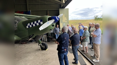 Im Hangar, den Maschinen ganz nah. (Foto: privat)
