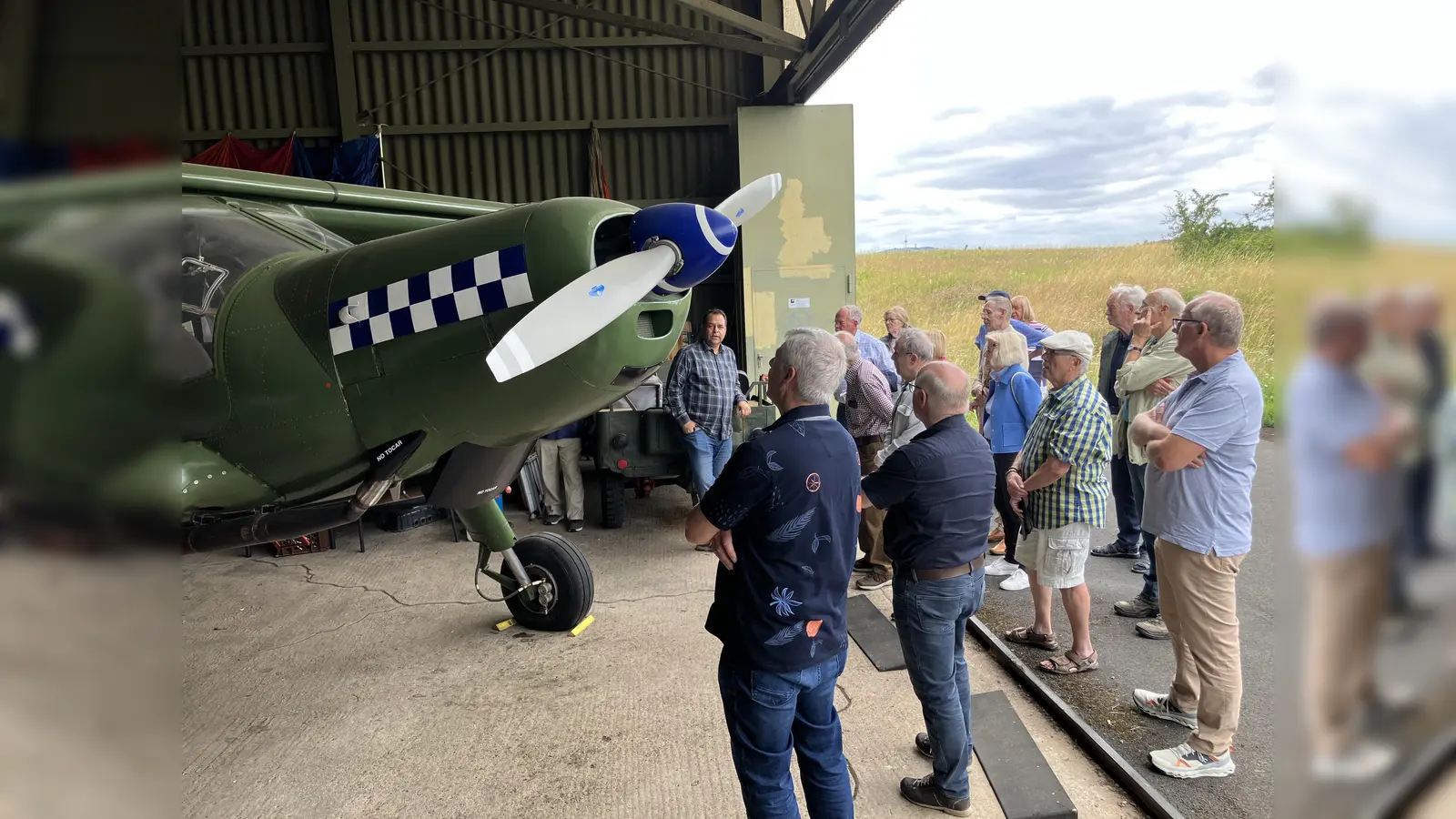 Im Hangar, den Maschinen ganz nah. (Foto: privat)