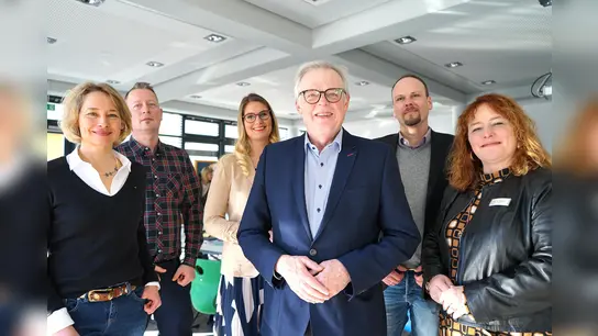 (v.l.): evoc-Moderatorin Dr Sabine Küster, evoc-Moderator Matthias Jonas Mücke, pädagogische Fachkraft in der Abteilung Bildung und Integration des Kreises Höxter, Andrea Schäfer, Kreisdirektor Klaus Schumacher, Leiter der Abteilung Bildung und Integration des Kreises Höxter, Dominic Gehle und Schulleiterin der Gesamtschule Brakel, Sandra Florsch. (Foto: Kreis Höxter)