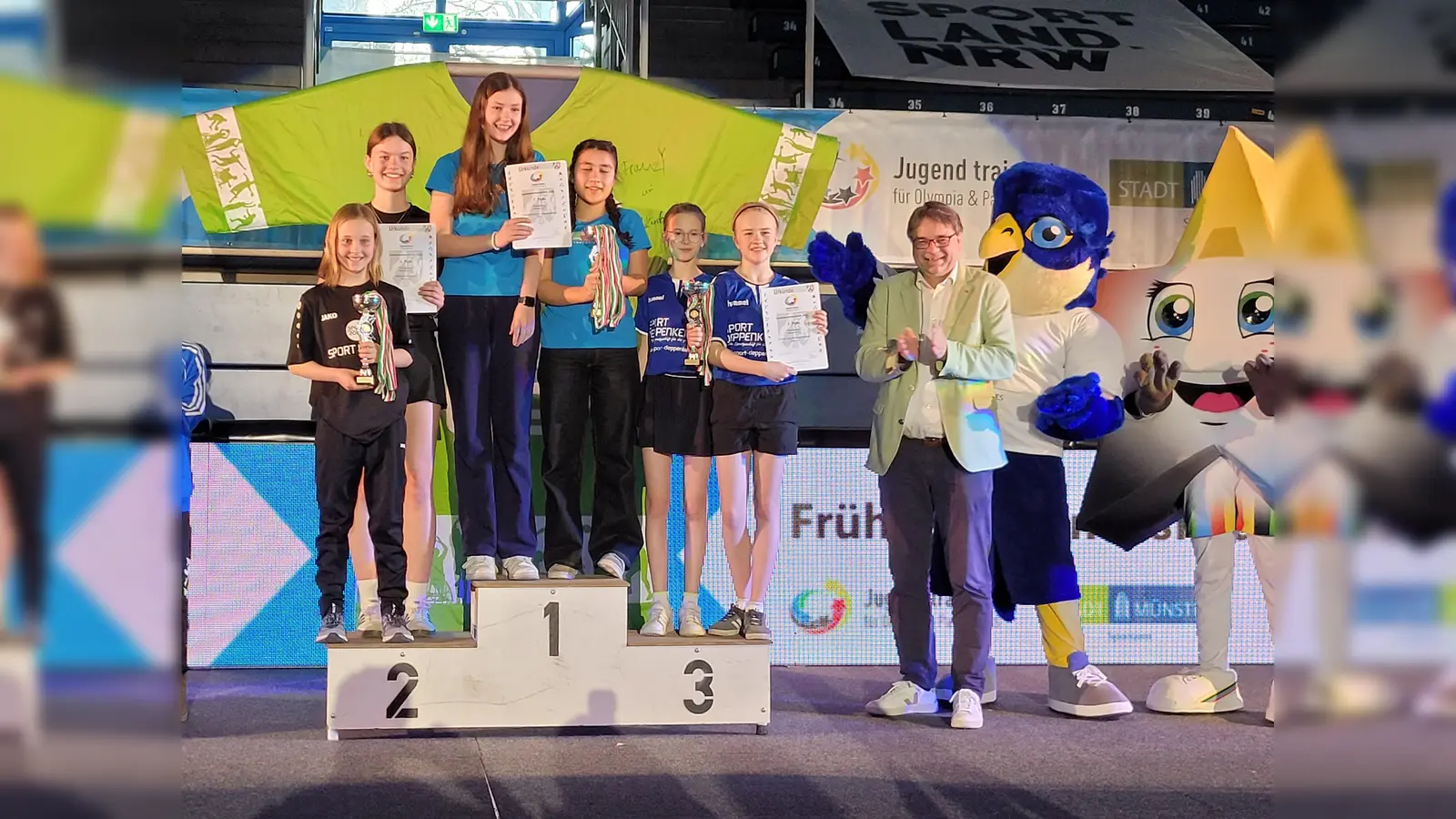 Auf dem Treppchen: Hannah Walther und Victoria Scheele. (Foto: privat)