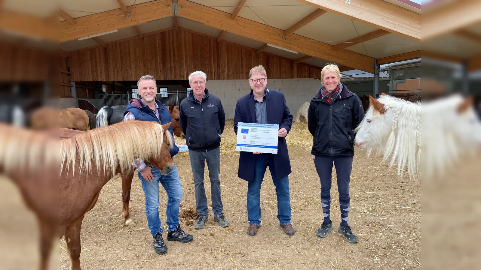 Im neuen Ponyaktivstall wurde das Förderschild überreicht: (v.l.) Dietmar Friedrich (Fachdienst Agrarförderung), Peter Pavel, Umweltdezernent Thomas Ackermann und Philipp Pavel. (Foto: Landkreis Kassel)