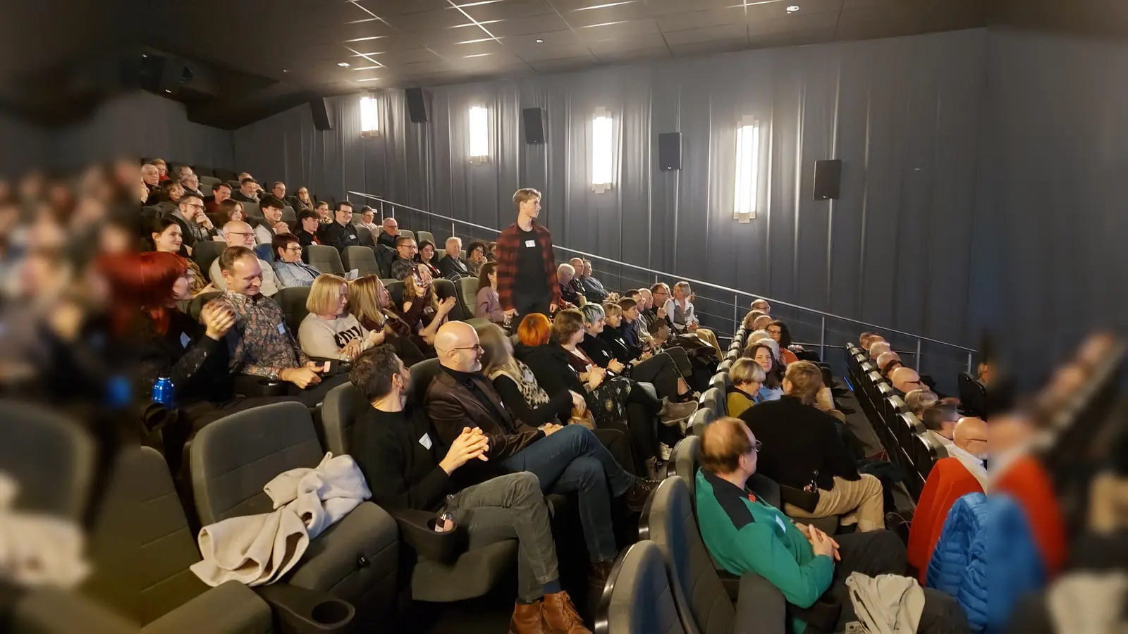Hier ist es Radomyr Klymov (stehend), der im Filmprojekt den „Romeo“ spielt, der auf die gleich folgende Rede des Landrats hinweist.  (Foto: Kreis Höxter)
