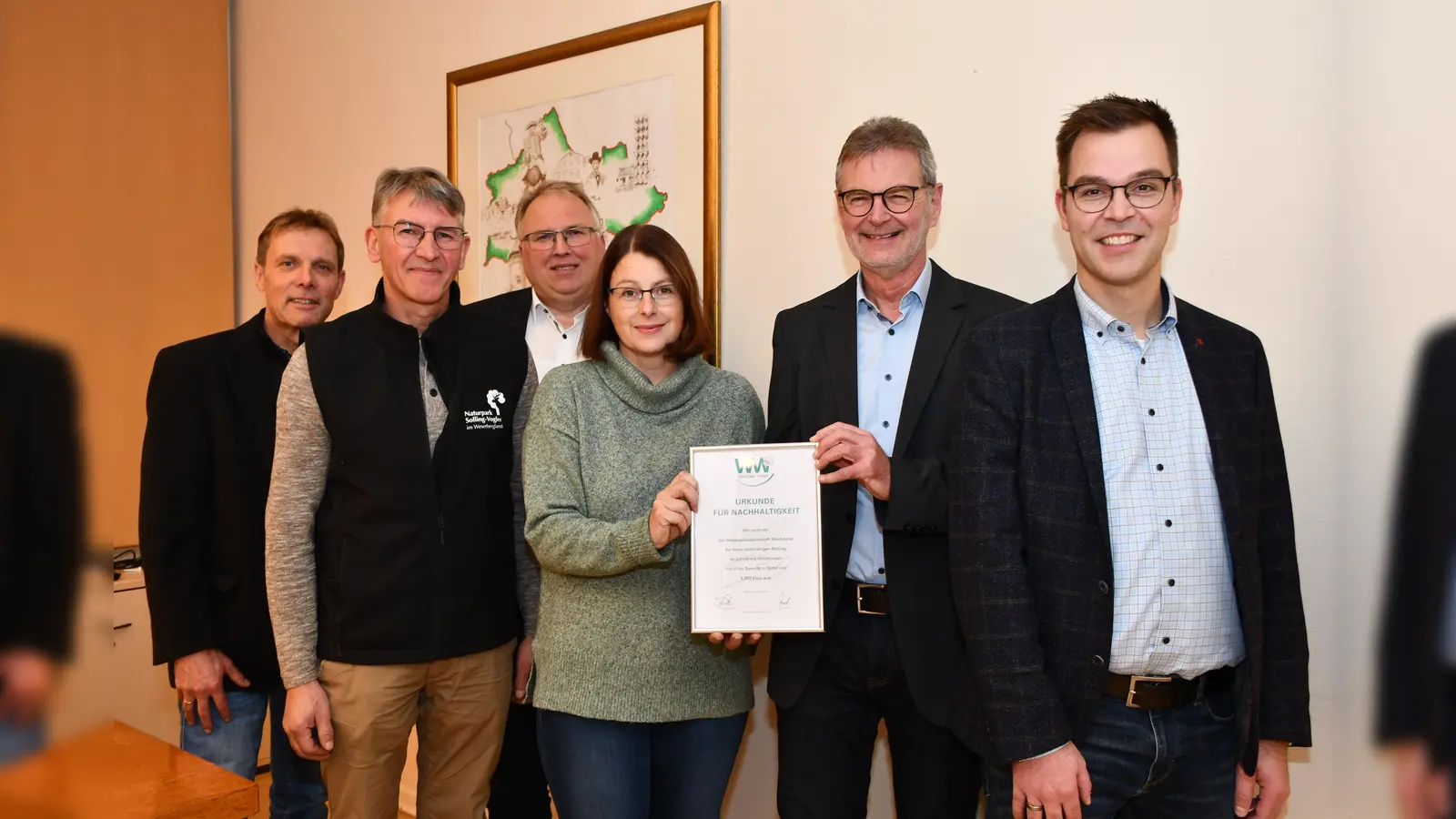 Freuen sich über den Förderpreis der Westfalen Weser (v. l.): Michael Buschmann (Naturschutzbehörde Landkreis Holzminden), Holger Schwerdtfeger (Naturpark Solling-Vogler und Geschäftsführer der Weideland eG) Frank Meier (Aufsichtsratsvorsitzender Weideland eG), Claudia Wolff (Geschäftsführerin Naturpark Solling-Vogler) und Kreisbaurat Ralf Buberti (Vorsitzender des Naturparks Solling-Vogler) zusammen mit dem Kommunalreferenten der Westfalen Weser, Sebastian Wöhler. (Foto: Peter Drews/Landkreis Holzminden)