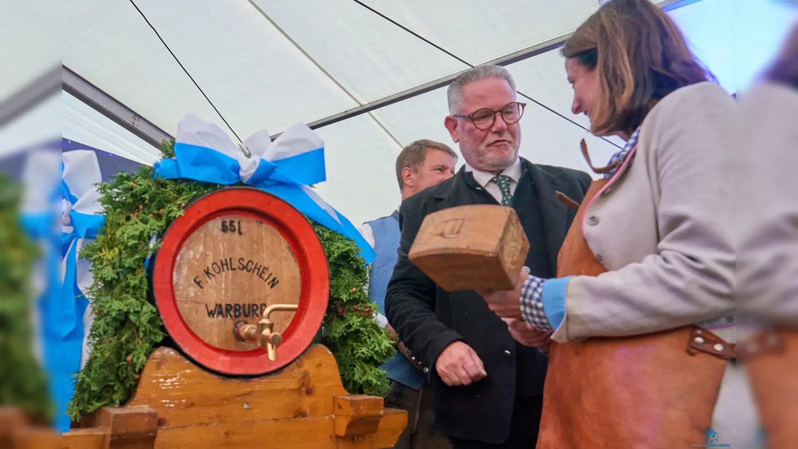 Kurze Einweisung für die Schirmherrin: Brauerei-Chef Michael Kohlschein gab Anna Katharina Bölling letzte Tipps zum richtigen Fassanstich. (Foto: Stefan Bönning)