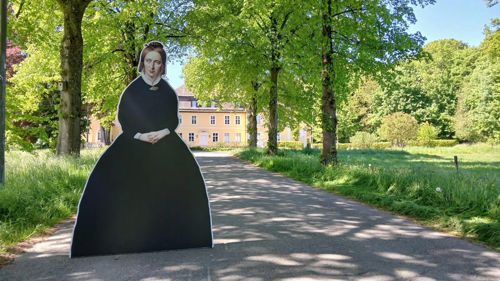 Auf dem Gutshof Bökerhof in Bökendorf, dem Wohnsitz der Großeltern mütterlicherseits, hatte Annette von Droste-Hülshoff bereits als Jugendliche von einem Kriminalfall erfahren und diese wahren Begebenheiten erst sehr viel später in ihrer meisterhaften Erzählung „Die Judenbuche“ verarbeitet. (Foto: Bernhard Aufenanger)