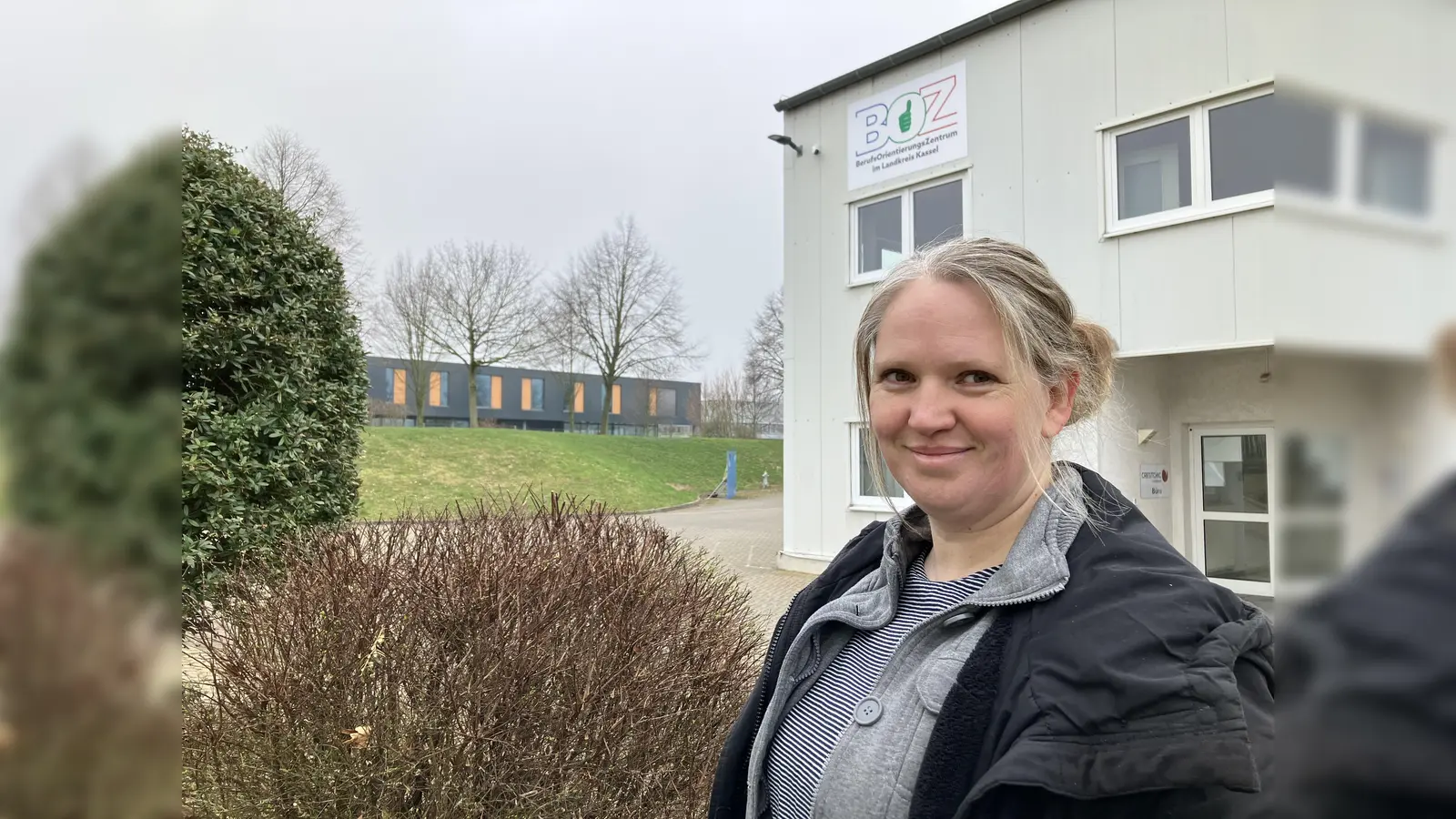 Möchte junge Menschen für einen Ausbildungsberuf begeistern: Geschäftsleiterin Sandra Gritzo vor dem BOZ in Immenhausen.  (Foto: Landkreis Kassel)