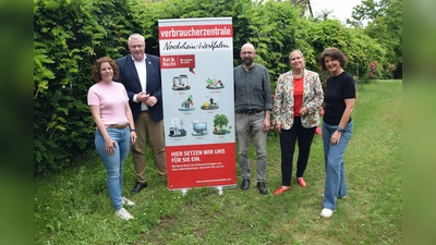 Katharina Koßmann (Klimaschutzbeauftragte der Stadt Höxter), Bürgermeister Daniel Hartmann, Thomas Schwingel (Abteilungsleiter Stadtplanung), Julia Gogrewe (Baudezernentin) und Ute Delimat (Verbraucherzentrale NRW) informieren über den nächsten Klimaspaziergang am 1. Juli 2025 in Höxter. (Foto: Stadt Höxter)