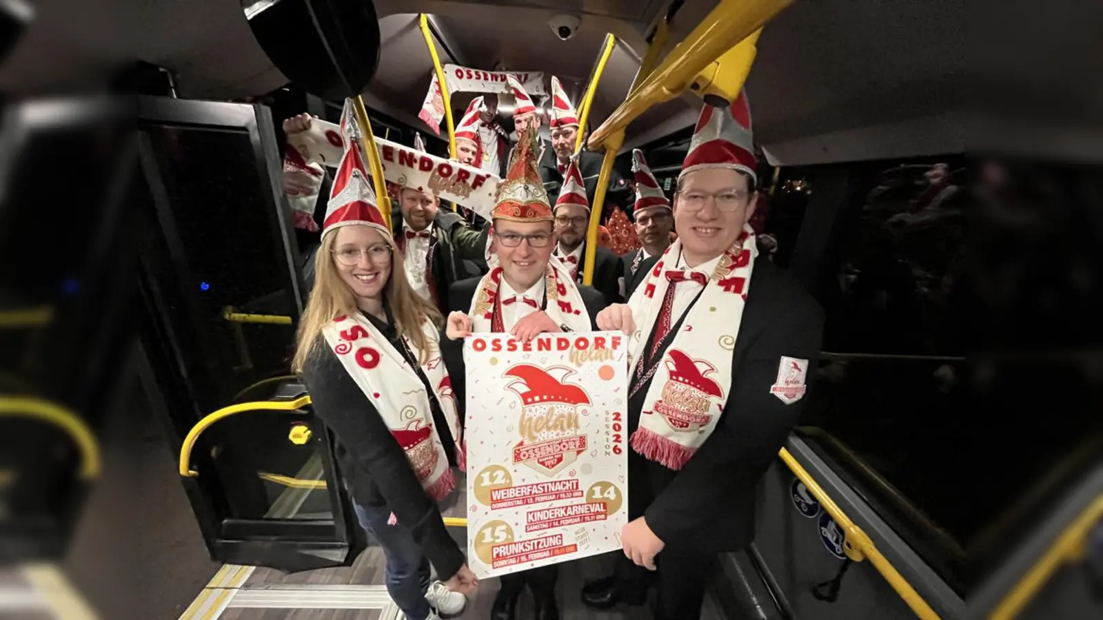 Volle Fahrt in Richtung Karnevals-Wochenende: Angeführt von Präsident Wilhelm Engemann (Mitte), 2. Kassiererin Maren Friedrich und 2. Vorsitzender Daniel Koch laden die Narren zum Karneval in die Heinberghalle ein. (Foto: KG Rot Weiss Ossendorf)