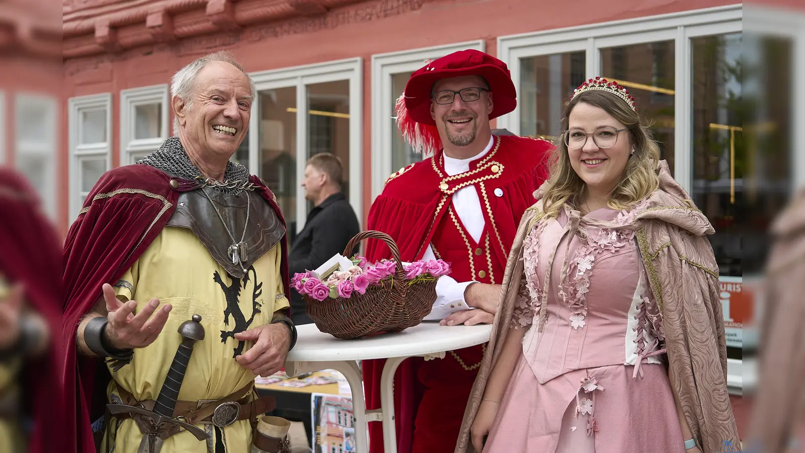 Am Sonntag kann man in Hofgeiismar allerlei Märchen- und Sagengestalten treffen. Im Bild vom letztjährigen Fest der (inzwischen pensionierte) Ritter Dietrich vom Reinhardswald, der Prinz und Dornröschen. (Foto: Stefan Bönning)