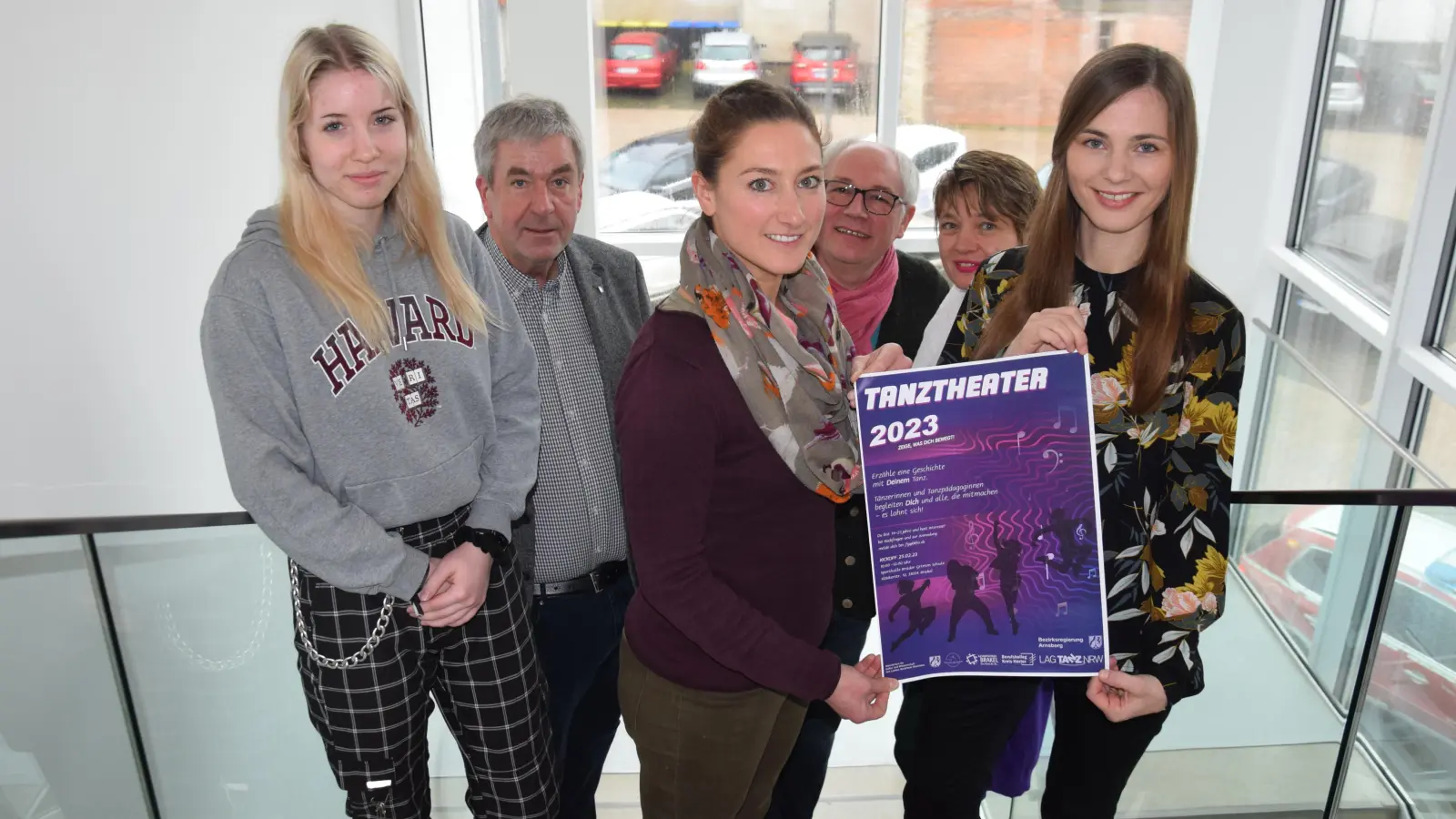 Stellen das Tanztheaterprojekt für Jugendliche vor (v.l.): Joline Schulte (FSJ Kultur im Berufskolleg), Bürgermeister und Schirmherr Hermann Temme, Tänzerin Theresa Huster, Gerhard Antoni von der Initiative Kulturelle Bildung im Kulturland Kreis Höxter, Ilona Rehrmann von der st. Gesamtschule Brakel und Tanzpädagogin Carolin Bölke. (Foto: Marc Otto)