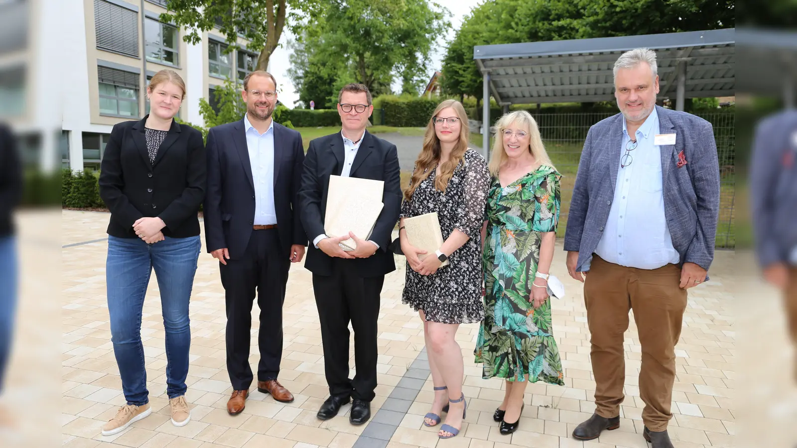 Die besten Auszubildenden werden noch einmal besonders geehrt (v.l.): Maike Tölle (Personalabteilung), Simon Schmale (Leiter Geschäftsbereich Krankenhaus), Markus Rippl (Prüfungsbester Altenpflege), Lena Ilsemann (Prüfungsbeste Gesundheits- und Krankenpflege), Ute Pägel (Schulleitung) und Christian Bargatzky (Pflegedirektor). (Foto: KHWE)