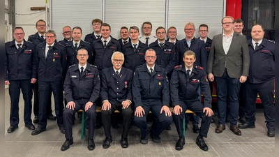 Stehend (v.l.): Leiter der Feuerwehr Andreas Rehermann, Sachbearbeiter Feuerschutz Daniel Dittrich, Christoph Rehermann, stellv. Leiter der Feuerwehr Andreas Außel, Maximilian Sickmann, Gero Gehle, Nils Rehermann, Timm Rehermann, Elias Peters, Cedric Gehle, Jonas Rehermann, Niklas Rehermann, Bezirksausschussvorsitzender Andreas Tewes, Tobias Stork, Bürgermeister Tobias Tölle, Niclas Fornefeld und Julian Fornefeld. Sitzend (v.l.): Löschgruppenführer Florian Sickmann, Manfred Bohn, Christian Hoblitz und Markus Hamann. (Foto: Freiwillige Feuerwehr Herste)