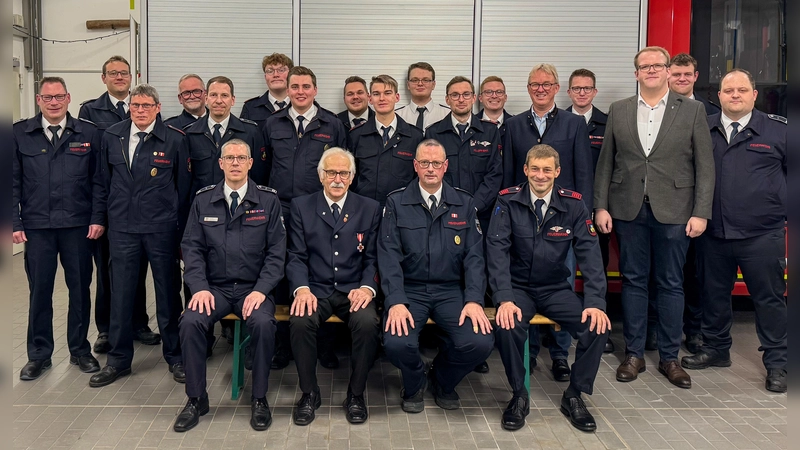 Stehend (v.l.): Leiter der Feuerwehr Andreas Rehermann, Sachbearbeiter Feuerschutz Daniel Dittrich, Christoph Rehermann, stellv. Leiter der Feuerwehr Andreas Außel, Maximilian Sickmann, Gero Gehle, Nils Rehermann, Timm Rehermann, Elias Peters, Cedric Gehle, Jonas Rehermann, Niklas Rehermann, Bezirksausschussvorsitzender Andreas Tewes, Tobias Stork, Bürgermeister Tobias Tölle, Niclas Fornefeld und Julian Fornefeld. Sitzend (v.l.): Löschgruppenführer Florian Sickmann, Manfred Bohn, Christian Hoblitz und Markus Hamann. (Foto: Freiwillige Feuerwehr Herste)