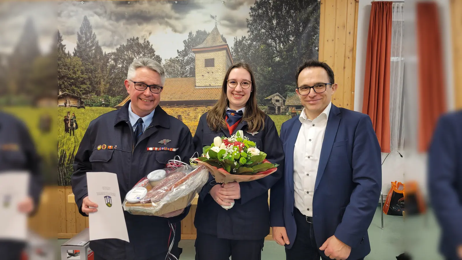 Wehrführer a.D. Martin Möhle, Luisa Möhle, Bürgermeister Lars Obermann. (Foto: FF/Reuse)