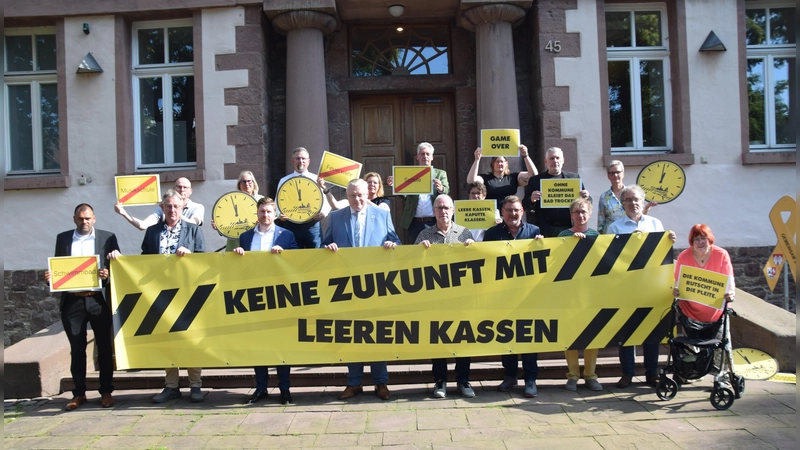 Gemeinsam für starke Kommunen: Bürgermeister Daniel Hartmann und Vertreter aus Rat und Verwaltung machten vor dem Stadthaus am Petritor mit dem Banner „Keine Zukunft mit leeren Kassen“ und Protestschildern auf die angespannte Finanzlage der Kommunen aufmerksam. (Foto: Stadt Höxter)