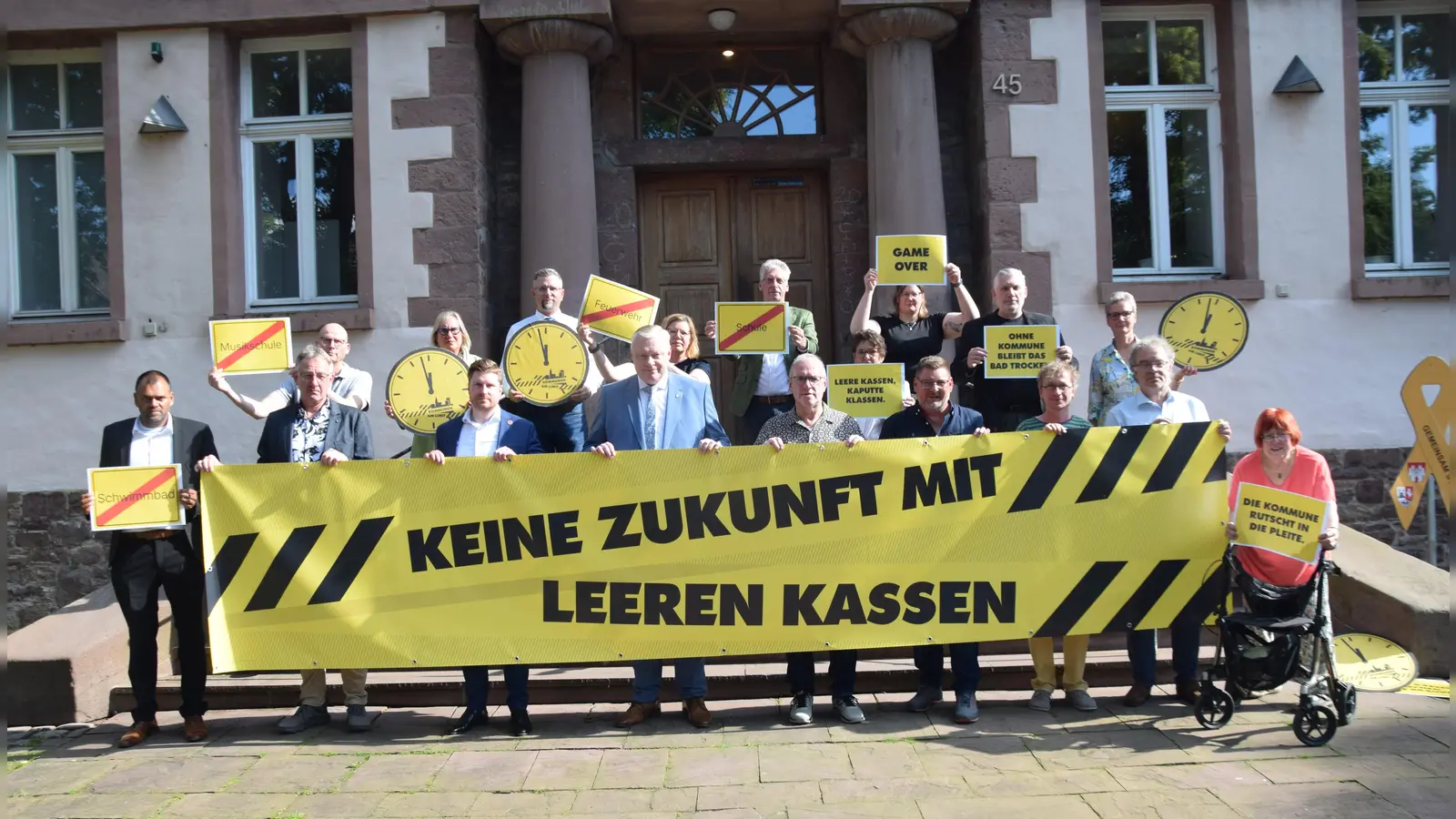 Gemeinsam für starke Kommunen: Bürgermeister Daniel Hartmann und Vertreter aus Rat und Verwaltung machten vor dem Stadthaus am Petritor mit dem Banner „Keine Zukunft mit leeren Kassen“ und Protestschildern auf die angespannte Finanzlage der Kommunen aufmerksam. (Foto: Stadt Höxter)