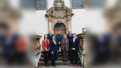 Machten beim Jahresempfang der Wirtschaftsjunioren die Klimakrise zum Thema (v.l.): Organisatorin Jacqueline Vossmann (WJ-Ressort Kultur&amp;Geselliges), Philipp Frahmke (Vorsitzender Wirtschaftsjunioren NRW), Anke Zillmann (Vorsitzende Wirtschaftsclub), Klimaforscher Dr. Udo Engelhardt, Clara Bickmann (Vorsitzende Wirtschaftsjunioren), Raphael Rosenstein und Patrick Obornik (beide Vorstand Wirtschaftsjunioren). (Foto: Christin Schroeder @christins.au, Christin Schroeder @christins.augenblick)