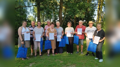 Jubilare (v.l.): Christina von Spiegel, Gisela Lattrich, Sieglinde Tabaka, Margret Kloidt, Ulrike Leifels, Sofie Krull, Marlene und Franz Engemann sowie Ralf Feix und Ellen Hentschel-Feix. (Foto: BSG)