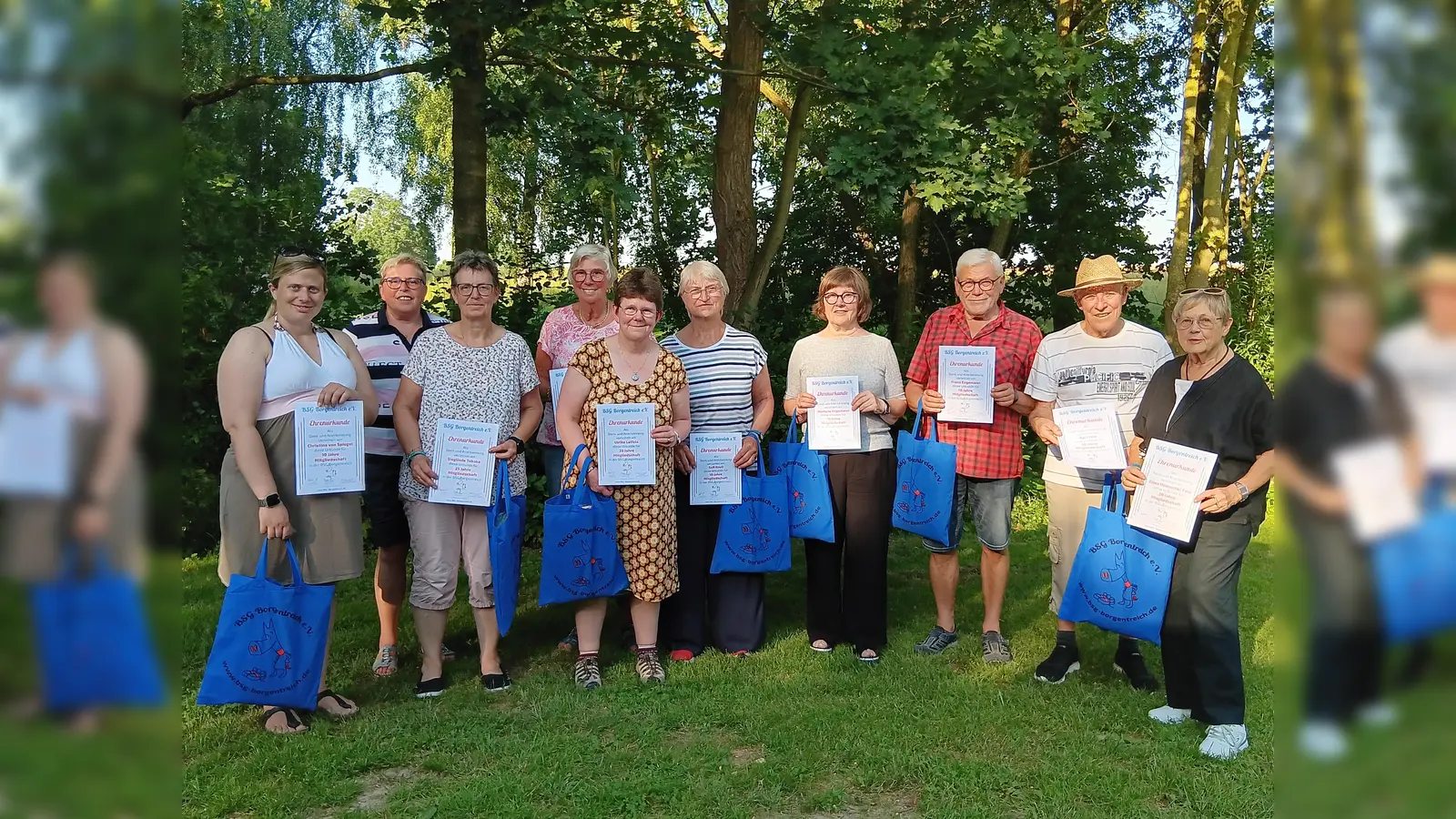 Jubilare (v.l.): Christina von Spiegel, Gisela Lattrich, Sieglinde Tabaka, Margret Kloidt, Ulrike Leifels, Sofie Krull, Marlene und Franz Engemann sowie Ralf Feix und Ellen Hentschel-Feix. (Foto: BSG)