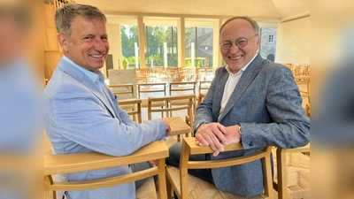 Landrat Michael Stickeln (l.) und Bernhard Eder, Dozent der Kath. Landvolkshochschule Hardehausen, möchten die Seniorenvertretung Kreis Höxter entwickeln und damit die Interessen älterer Menschen noch stärker in den Mittelpunkt rücken. (Foto: Kreis Höxter)