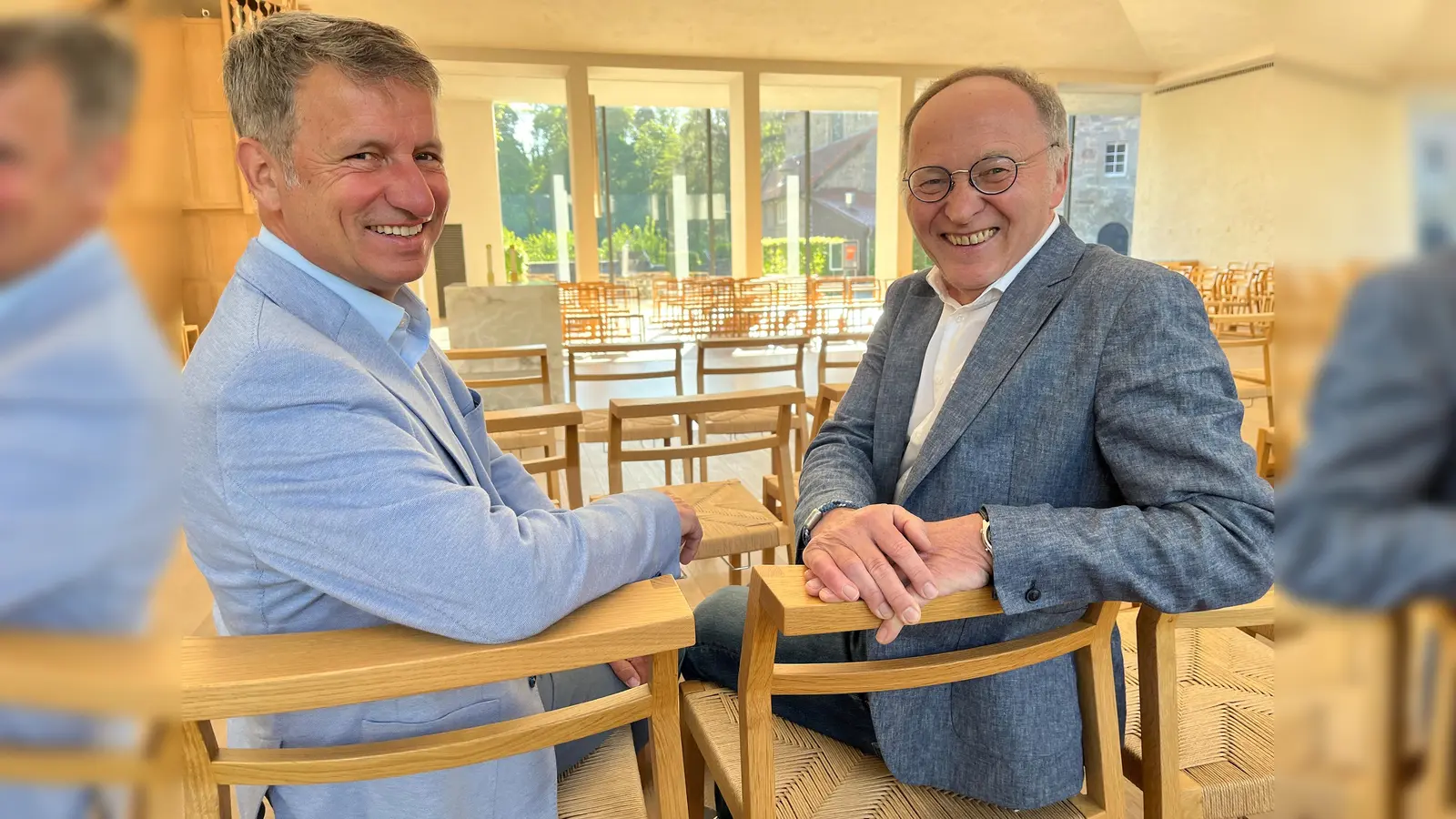 Landrat Michael Stickeln (l.) und Bernhard Eder, Dozent der Kath. Landvolkshochschule Hardehausen, möchten die Seniorenvertretung Kreis Höxter entwickeln und damit die Interessen älterer Menschen noch stärker in den Mittelpunkt rücken. (Foto: Kreis Höxter)