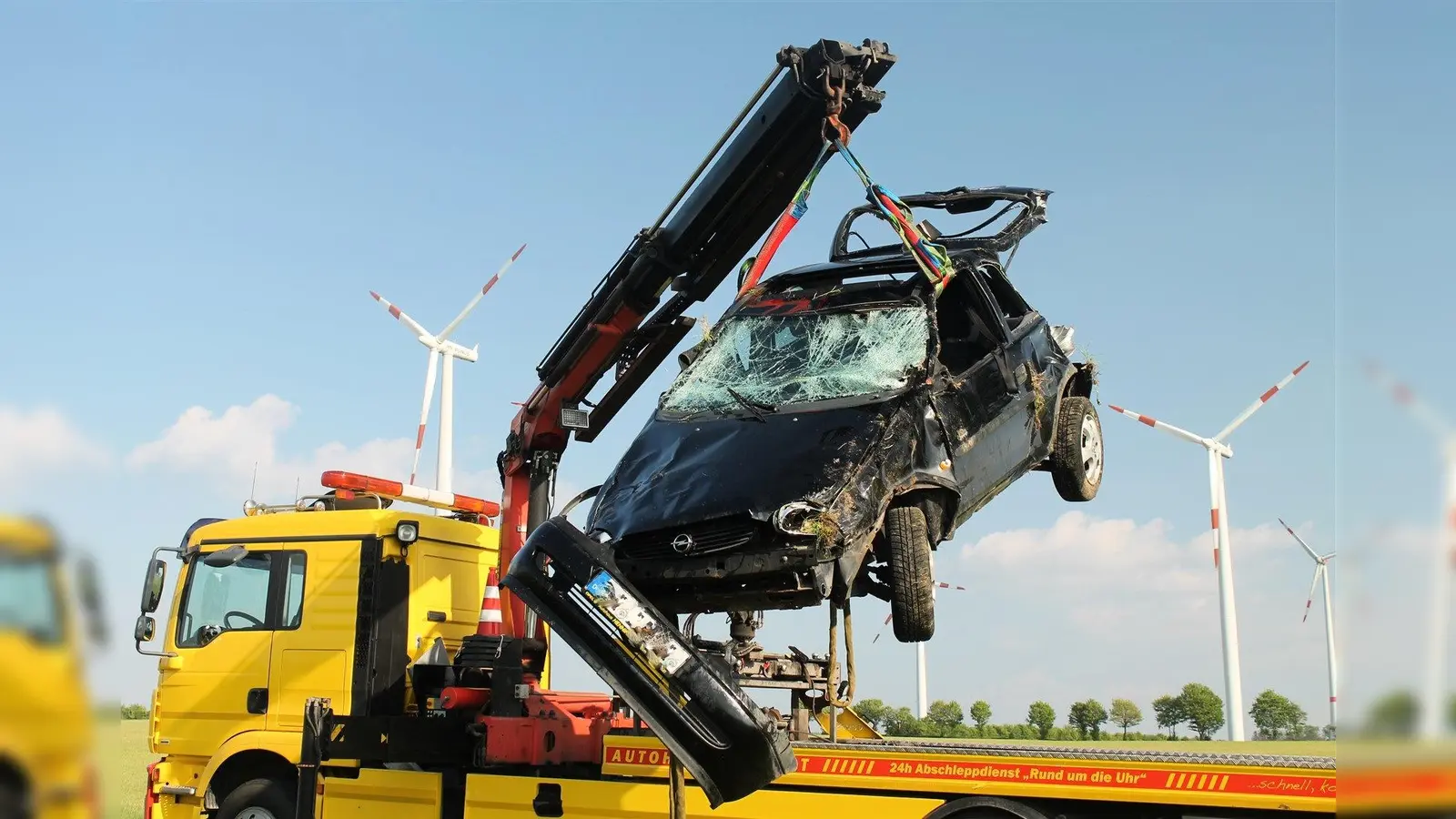 Der Corsa wurde total beschädigt. (Foto: Foto: Polizei Höxter)