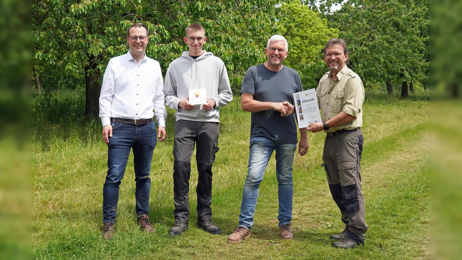 Auszeichnung für besonderes Engagement (v.l.): Alexander Kleinschmidt (Allgemeiner Vertreter des Bürgermeisters), Söhnke Hein und Stephan Ahrens, nahmen die Auszeichnung für Peter Trapet vom NABU-Vorsitzenden Harald Gläser entgegen. (Foto: Stadt Brakel)