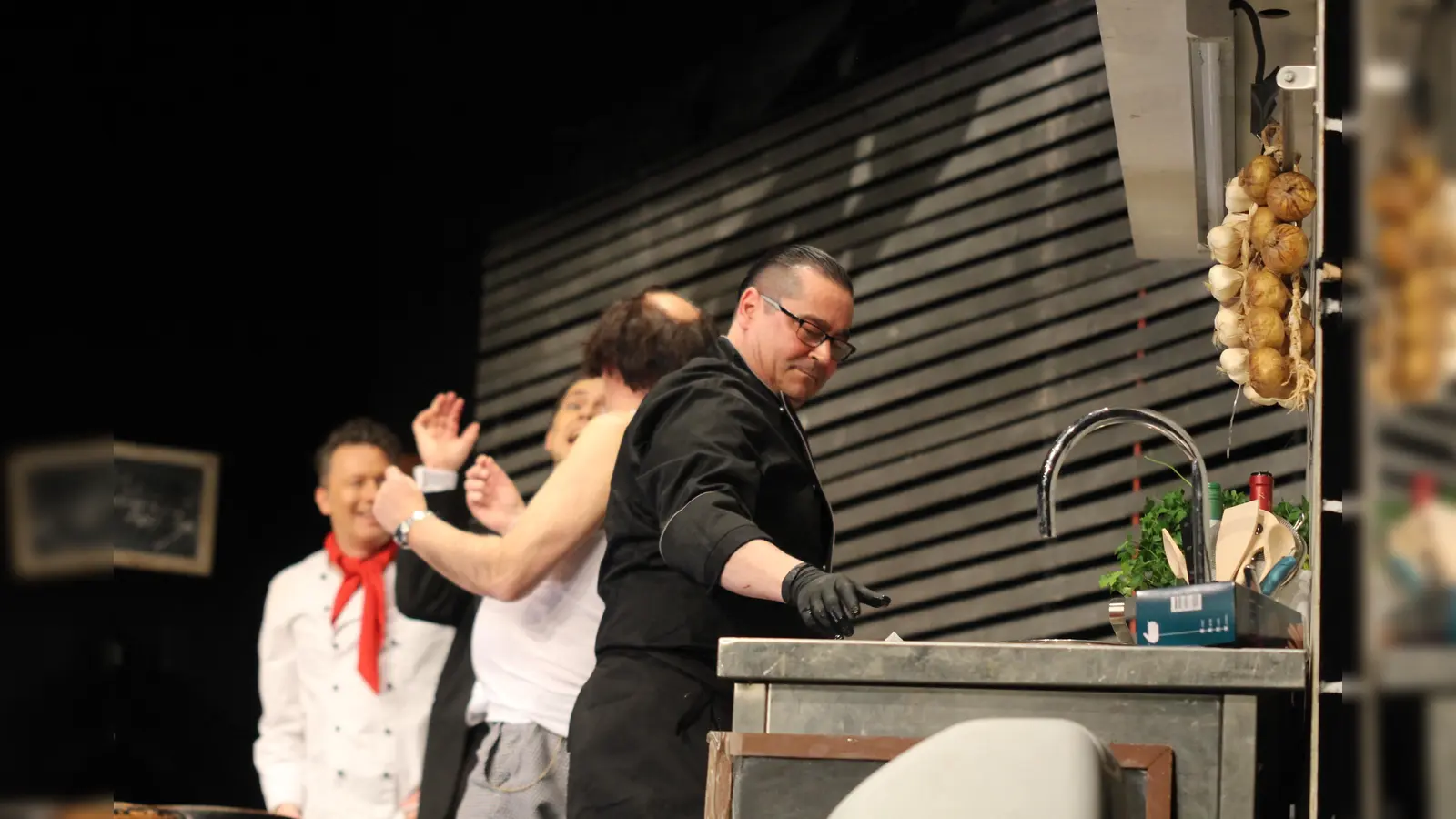 Auf der Bühne geht es turbulent zu, aber La-Casa-Küchenchef Ronny De Micheli bleibt gelassen.  (Foto: Kulturgemeinschaft)