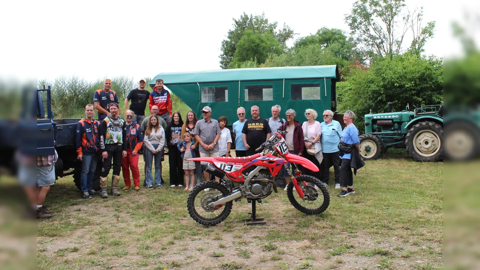 Eine Vorführung auf dem Übungsgelände der Motocross-Fahrer begeisterte die Gruppe (Foto: MSC Weser)