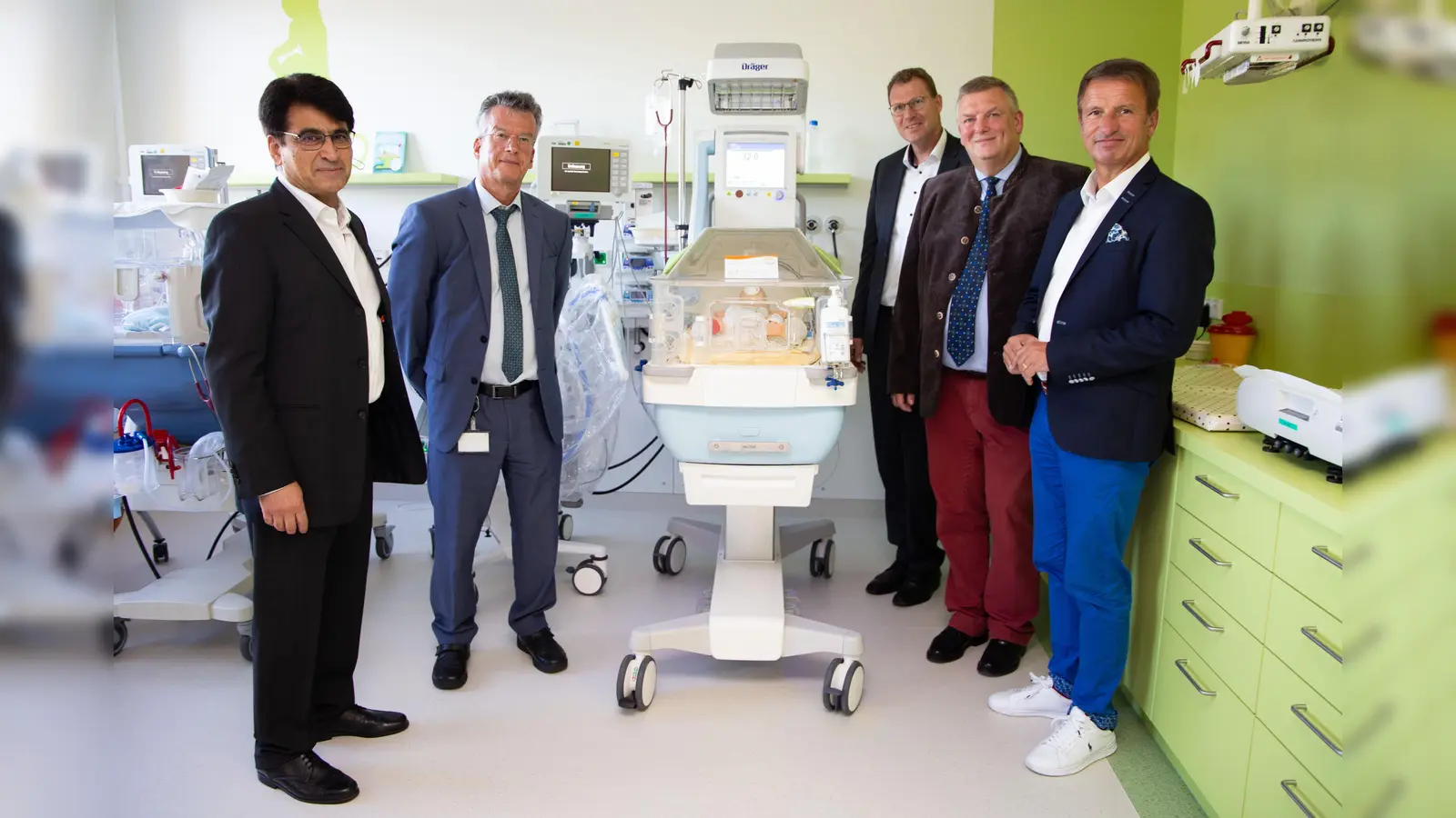 Die Kinderintensivstation am St. Ansgar Krankenhaus der KHWE wurde für rund 1,5 Millionen modernisiert und verfügt jetzt über drei Eltern-Kind-Zimmer (von links): Firooz Ahmadi (Chefarzt der Klinik für Kinder- und Jugendmedizin), Dirk Suchanek (Ministerium für Arbeit, Gesundheit und Soziales NRW), Marcel Giefers (Vorsitzender Verwaltungsrat), KHWE-Geschäftsführer Christian Jostes und Landrat Michael Stickeln. (Foto: KHWE)